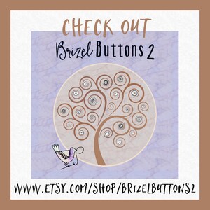 K&ouml;nnte beinhalten: Eine grafische Illustration mit einem braunen Baum mit spiralf&ouml;rmigen &Auml;sten, die mit verschiedenen kleinen Kn&ouml;pfen verziert sind. Ein kleiner Vogel befindet sich an der Basis. Der Text lautet CHECK OUT Brizel Buttons 2 und WWW.ETSY.COM/SHOP/BRIZELBUTTONS2 auf hellviolettem Grund.