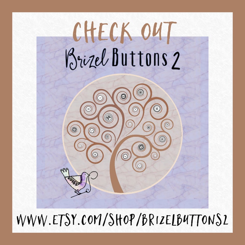 K&ouml;nnte beinhalten: Eine grafische Illustration mit einem braunen Baum mit spiralf&ouml;rmigen &Auml;sten, die mit verschiedenen kleinen Kn&ouml;pfen verziert sind. Ein kleiner Vogel befindet sich an der Basis. Der Text lautet CHECK OUT Brizel Buttons 2 und WWW.ETSY.COM/SHOP/BRIZELBUTTONS2 auf hellviolettem Grund.