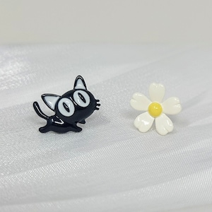Luo Xiaohei Black Cat Earrings Cute Flower Cat Stud Earrings Cartoon Cat Jewelry Gift Lucky Cat Earrings Kawaii White Daisy 925 Silver Posts