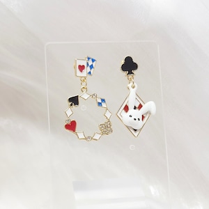 Boucles d'oreilles poker lapin du pays des merveilles coeur rouge Bijoux de carte de poker Boucle d'oreille lapin magicien Boucles d'oreilles rétro mignonnes Design fantaisie asymétrique