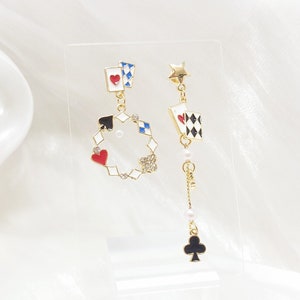 Ouji Mode-Poker Ohrringe Klassische Film Schmuck Rot Poker Karte Charme Ohrring Neuheit Design Schmuck Dark Outfit Ohrringe Cartoon-Stil