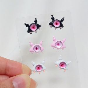Orecchini a forma di piccolo demone, orecchini a bottone con piccolo diavolo, gioielli con mostro nero dentato, orecchini con mostro rosa color dopamina, gioielli in stile neo gotico, regalo