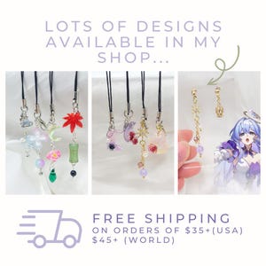 Puede incluir: Imagen que muestra varios dise&ntilde;os de colgantes, incluyendo formas florales, celestiales y abstractas, colgando de cordones negros. El texto "LOTS OF DESIGNS AVAILABLE IN MY SHOP..." es visible. La imagen tambi&eacute;n incluye el texto "FREE SHIPPING ON ORDERS OF $35+(USA) $45+ (WORLD)".