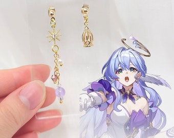Könnte beinhalten: Ein Paar goldfarbene Ohrringe. Ein Ohrring hat ein sternförmiges Design mit einer herabhängenden Kette aus Perlen und Kristallen. Der andere Ohrring hat ein käfigartiges Design. Die Ohrringe werden auf einem transparenten Kunststoffständer präsentiert.