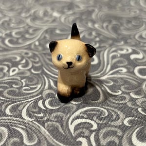 Hagen-Renaker Siamese kitten, nose up kitten, vintage Hagen Renaker mini figurine, retired Hagen Renaker miniatures, mini Hagen Renaker cat