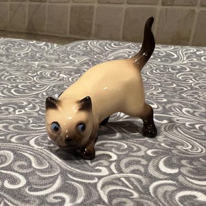 Hagen-Renaker Siamese cat, mother cat, creeping cat, Hagen Renaker mini, retired Hagen Renaker miniatures, HagenRenaker creeping cat