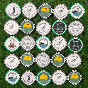 Puede incluir: Una colección de veinticinco fichas de póquer circulares con varios diseños personalizados, incluyendo temas de golf con copas de martini, carritos de golf, yates y texto como Aaron's Bachelor Party, Welch Bachelor Par-Tee y NOLA 2026.
