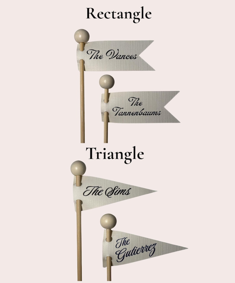 Puede incluir: Cuatro banderas de tela color hueso unidas a palos de madera con remates redondos. Dos banderas son rectangulares con 'The Vances' y 'The Tannenbaums' impresos en negro. Dos son triangulares con 'The Sims' y 'The Gutierrez' impresos en negro.