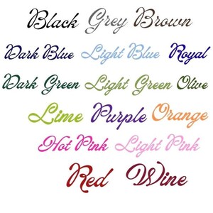 Puede incluir: Una carta de colores con quince nombres de colores distintos escritos en fuente cursiva. La lista incluye Black, Grey, Brown, Dark Blue, Light Blue, Royal, Dark Green, Light Green, Olive, Lime, Purple, Orange, Hot Pink, Light Pink, Red y Wine.