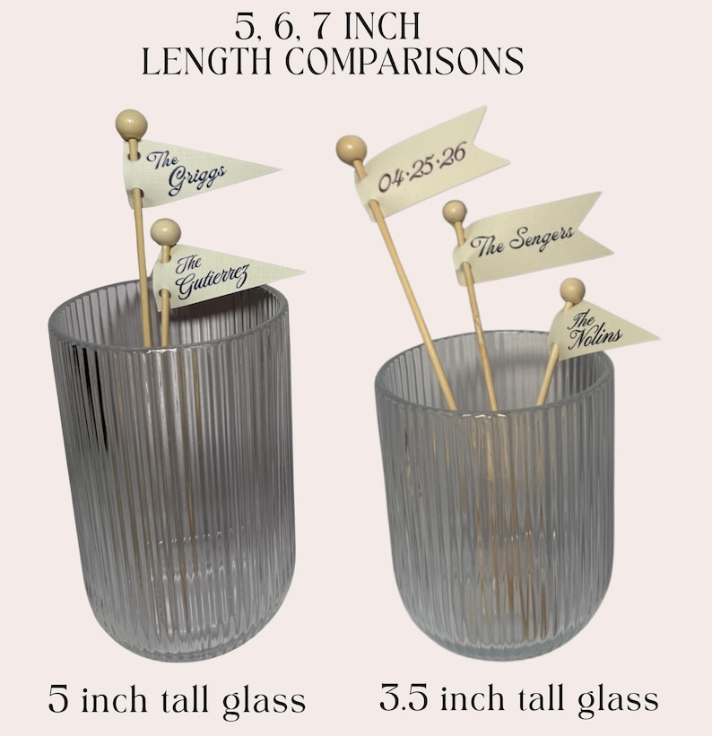 Puede incluir: Dos vasos de vidrio estriado, uno de 5 pulgadas y otro de 3,5 pulgadas de alto, que contienen palitos de madera rematados con peque&ntilde;as banderas de color crema. Las banderas tienen texto impreso como The Griggs, The Gutierrez, The Sengers, The Nolins y la fecha 04.25.26. La imagen incluye el texto 5, 6, 7 INCH LENGTH COMPARISONS.