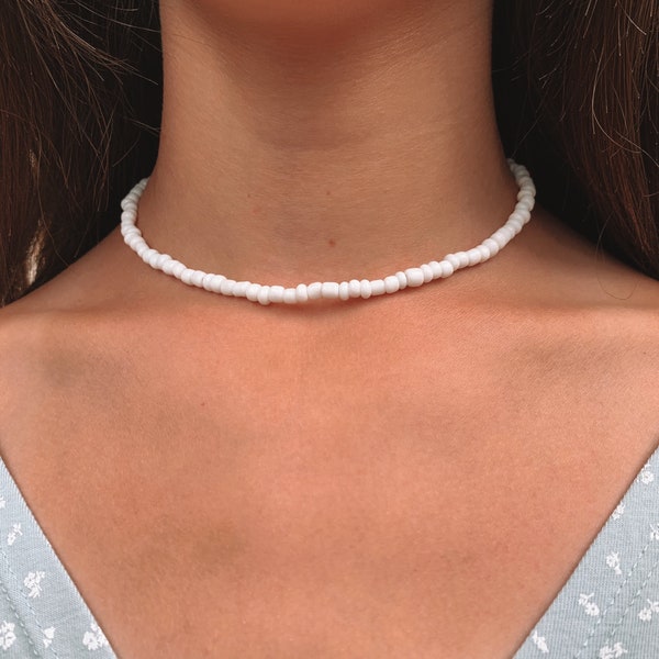 Collier de perles | Perle de rocaille | Tour de cou | Tour de cou délicat | Bijoux de plage | Bijoux d'été | Banques extérieures | Collier blanc | Tour de cou blanc basique