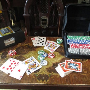 Barajador de fichas y cartas de póquer