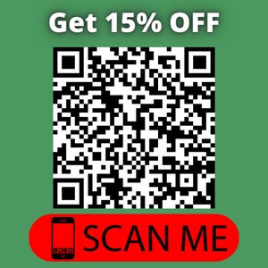 Może przedstawiać: Czarno-biały kod QR z tekstem "Get 15% OFF" nad nim i "SCAN ME" pod nim. Czerwony prostokąt z białą obw&oacute;dką otacza tekst "SCAN ME". Biała ikona smartfona znajduje się w czerwonym prostokącie po lewej stronie tekstu.