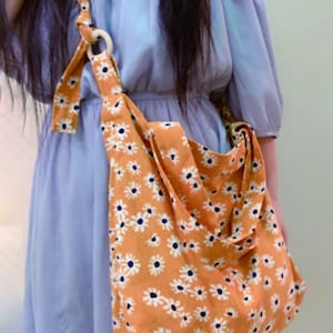 floral tote bags, two way fabric large bag for laptops, zipper bag with strap, cool girl casual bag, y2k stylish outfit idea, yellow daisy