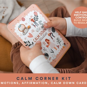 K&ouml;nnte beinhalten: Eine rosa und wei&szlig;e Karte mit Illustrationen von beruhigenden Aktivit&auml;ten wie Lesen, Musik h&ouml;ren und tiefes Atmen. Die Karte ist Teil eines "Calm Corner Kit" zur Unterst&uuml;tzung von Kindern bei der Regulierung ihrer Emotionen. Der Text auf der Karte lautet "Calm Down Activities" und "Help Gain Emotional Control Build Skills to Regulate".