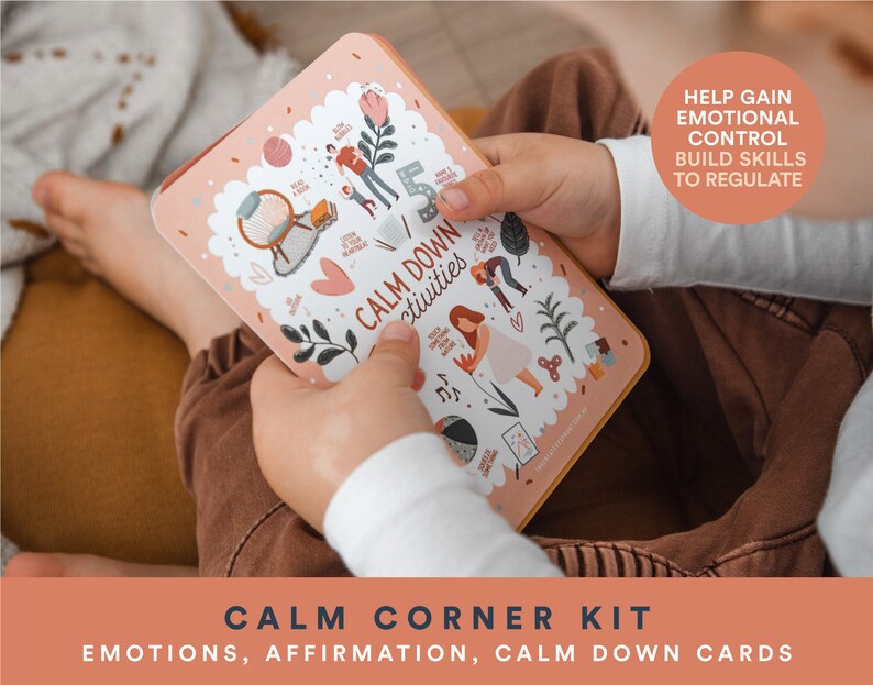 K&ouml;nnte beinhalten: Eine rosa und wei&szlig;e Karte mit Illustrationen von beruhigenden Aktivit&auml;ten wie Lesen, Musik h&ouml;ren und tiefes Atmen. Die Karte ist Teil eines "Calm Corner Kit" zur Unterst&uuml;tzung von Kindern bei der Regulierung ihrer Emotionen. Der Text auf der Karte lautet "Calm Down Activities" und "Help Gain Emotional Control Build Skills to Regulate".