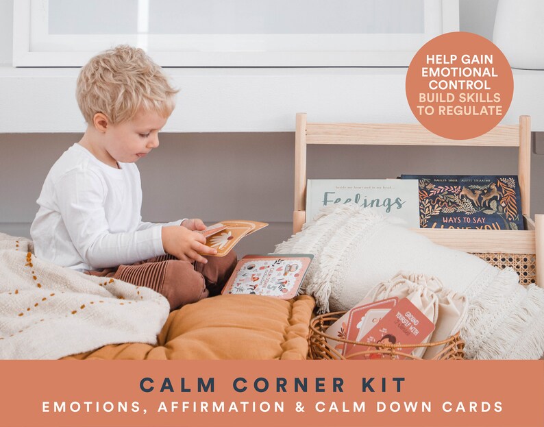 K&ouml;nnte beinhalten: Ein Kind sitzt auf einer braunen und wei&szlig;en Decke und betrachtet ein Kartenset mit Illustrationen von Tieren und Emotionen. Die Karten sind Teil eines "Calm Corner Kit", das Emotionen-, Affirmations- und Beruhigungskarten enth&auml;lt. Das Kit soll Kindern helfen, emotionale Kontrolle zu erlangen, F&auml;higkeiten aufzubauen und ihre Emotionen zu regulieren.