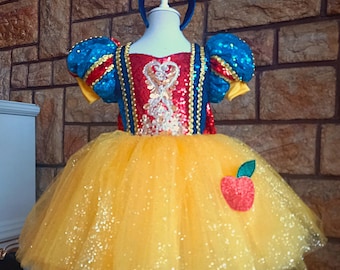 VESTIDO DE BLANCA NIEVES. Vestido corto de Blancanieves.  Accesorios como regalo. Disfraz de Blancanieves. Disfraz de princesa Disney.