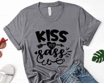 Kiss my Sass - Life Status Shirt - Shirt für Frauen - Freches Shirt - Attitude Shirt - Mom Life - Shirt für Mama