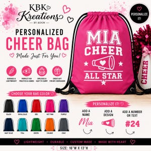 以下が含まれることがあります： 白文字で「MIA CHEER ALL STAR」とメガホンのグラフィックがプリントされたホットピンクの巾着型バックパック。バッグのサイズは幅40.6cm、高さ33cmです。黒い引き紐が付いており、他のカラーバリエーションと共に表示されています。