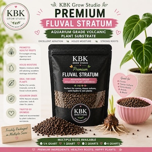 Puede incluir: Una bolsa negra de sustrato volcánico para plantas KBK Grow Studio Premium Fluval Stratum de calidad de acuario. La bolsa incluye texto que detalla su uso para cormos, cultivo de tejidos y plantas raras. Se ven gránulos de color marrón oscuro.
