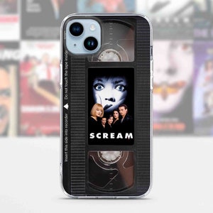 Op de afbeelding: Een transparante telefoonhoes met een zwart-wit ontwerp dat eruitziet als een VHS-band. De hoes heeft een afbeelding van de Scream-filmposter erop. De tekst "SCREAM" is op de hoes gedrukt.
