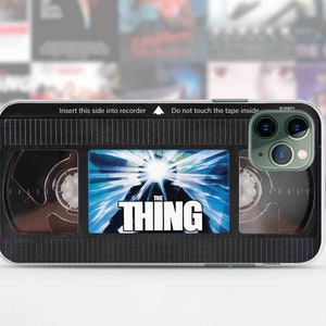 Cinta VHS retro Funda para iPhone 15 14 13 12 11 Pro Max 8 Plus, Funda de píxeles de Google de Halloween, Película de terror The Thing, Funda Samsung S23 S20 S10