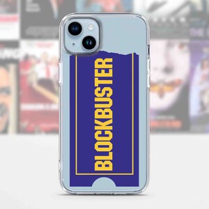 Peut inclure: Une coque de téléphone transparente avec un motif bleu et jaune. Le motif représente le mot "BLOCKBUSTER" en lettres jaunes sur un fond bleu.