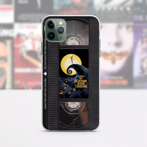 Op de afbeelding: Zwart-witte telefoonhoes met een vintage VHS-tape ontwerp met de film "The Nightmare Before Christmas". De hoes heeft een zwart-witte afbeelding van Jack Skellington aan de voorkant.