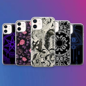 Op de afbeelding: Vijf verschillende telefoonhoesjes met verschillende zwart-wit ontwerpen. De ontwerpen omvatten een pentagram, rozen, een schedel, een veer en een skelet.