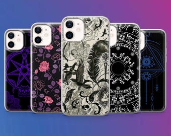 Może przedstawiać: Pięć różnych etui na telefon z różnymi wzorami w czerni i bieli. Wzory obejmują pentagram, róże, czaszkę, pióro i szkielet.