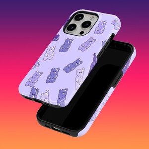 Könnte beinhalten: Eine lila Handyhülle mit einem Muster aus Gummibärchen. Die Hülle ist für ein iPhone 14 Pro Max konzipiert.