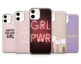 Pode incluir: Cinco capas de telefone diferentes com vários designs. A primeira capa é rosa com o texto "Quem governa o mundo? Garota". A segunda capa é rosa com o texto "O futuro é feminino". A terceira capa tem uma placa rosa neon que diz "GRL PWR". A quarta capa é bege com um design de três pessoas segurando corações. A quinta capa é roxa com o texto "GODDESS" repetido várias vezes.
