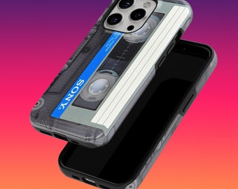 Może przedstawiać: Czarne etui na telefon z vintage'owym wzorem kasety magnetofonowej. Etui zawiera niebieską kasetę magnetofonową z nadrukowanym tekstem "SONY" i "MAXELL UR-60". Etui na telefon jest zaprojektowane do iPhone'a.