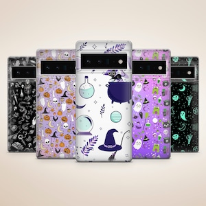 Könnte beinhalten: Fünf verschiedene Handyhüllen mit Halloween-Motiven. Die Hüllen sind transparent und zeigen verschiedene Muster, darunter Geister, Kürbisse, Hexen und Kessel. Die Designs sind in den Farben Lila, Schwarz und Grün gehalten.