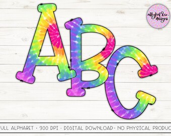 Puede incluir: Letras ABC con diseño tie-dye en colores del arcoíris. Las letras A, B y C se muestran con un contorno negro y un patrón tie-dye en tonos rosa, amarillo, verde y morado. La imagen incluye el texto "FULL ALPHABET 300 DPI DIGITAL DOWNLOAD NO PHYSICAL PRODUCT."