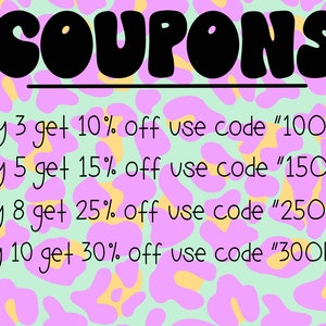 Peut inclure: Un fond l&eacute;opard rose et vert avec le texte "COUPONS" en noir. Le texte ci-dessous liste des codes de r&eacute;duction pour l'achat de plusieurs articles&nbsp;: Achetez 3 et obtenez 10&nbsp;% de r&eacute;duction avec le code&nbsp;"10OFF", Achetez 5 et obtenez 15&nbsp;% de r&eacute;duction avec le code&nbsp;"15OFF", Achetez 8 et obtenez 25&nbsp;% de r&eacute;duction avec le code&nbsp;"250FF", Achetez 10 et obtenez 30&nbsp;% de r&eacute;duction avec le code&nbsp;"30OFF".