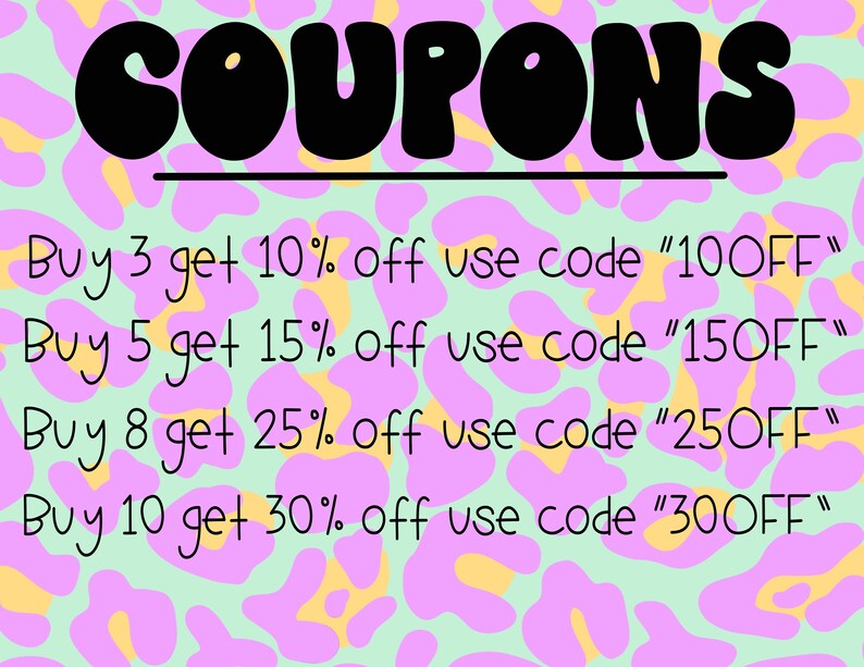 Peut inclure: Un fond l&eacute;opard rose et vert avec le texte "COUPONS" en noir. Le texte ci-dessous liste des codes de r&eacute;duction pour l'achat de plusieurs articles&nbsp;: Achetez 3 et obtenez 10&nbsp;% de r&eacute;duction avec le code&nbsp;"10OFF", Achetez 5 et obtenez 15&nbsp;% de r&eacute;duction avec le code&nbsp;"15OFF", Achetez 8 et obtenez 25&nbsp;% de r&eacute;duction avec le code&nbsp;"250FF", Achetez 10 et obtenez 30&nbsp;% de r&eacute;duction avec le code&nbsp;"30OFF".
