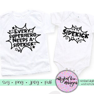 Op de afbeelding: Twee witte T-shirts met zwarte tekst in een spreekballon in stripboek stijl. Het grotere shirt zegt "Every Superhero Needs A Sidekick" en het kleinere shirt zegt "Sidekick".