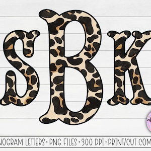 Op de afbeelding: Een set van drie monogram letters, S, B en K, in een luipaardprint. De letters zijn zwart omlijnd en hebben een witte achtergrond.