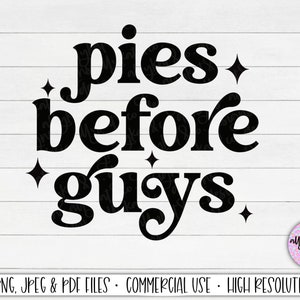 Peut inclure: Conception graphique en noir et blanc avec le texte "pies before guys" dans un style de police rétro. Le design comprend de petites étoiles autour du texte.