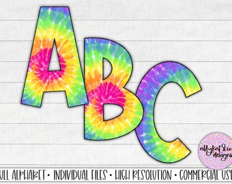 Puede incluir: A, B y C en un patrón tie-dye con un esquema de colores arcoíris. Las letras están delineadas en negro.