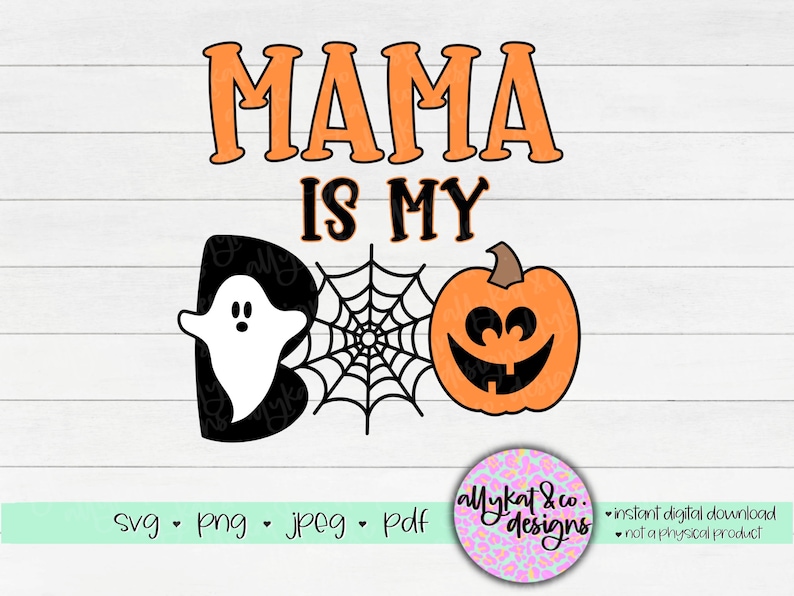 Peut inclure: Un design num&eacute;rique avec le texte "Mama is my Boo" avec un fant&ocirc;me, une citrouille et une toile d'araign&eacute;e. Le design est en noir, orange et blanc.