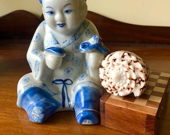 Blue White Chinese porcelain ornament / bookstand of seated Child "zotje"
