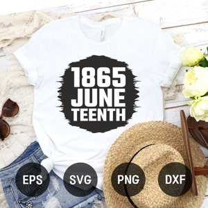 Puede incluir: Camiseta blanca con un gráfico circular negro que dice "1865 Juneteenth". La camiseta está sobre una superficie de madera con un par de jeans, un sombrero de paja y flores.