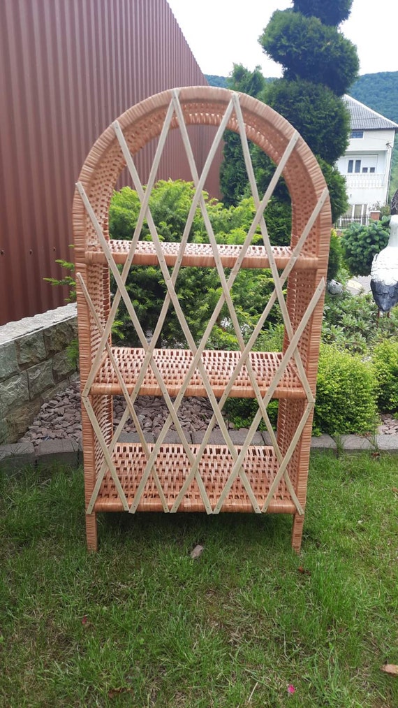 3/4段の大型ラタンウィッカーディスプレイシェルフ+下部に閉じた本棚