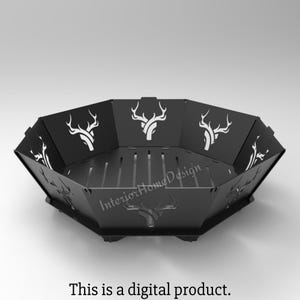 Puede incluir: Hoguera de metal negro con un dise&ntilde;o decorativo de cuernos de ciervo. La hoguera es octogonal y tiene una rejilla para sostener la le&ntilde;a.