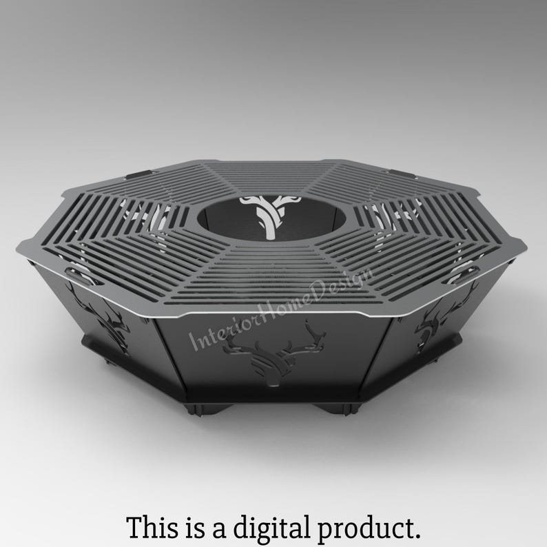 Puede incluir: Hoguera octogonal de metal negro con un dise&ntilde;o decorativo de cabeza de ciervo. La hoguera tiene una rejilla y una abertura central para el fuego.