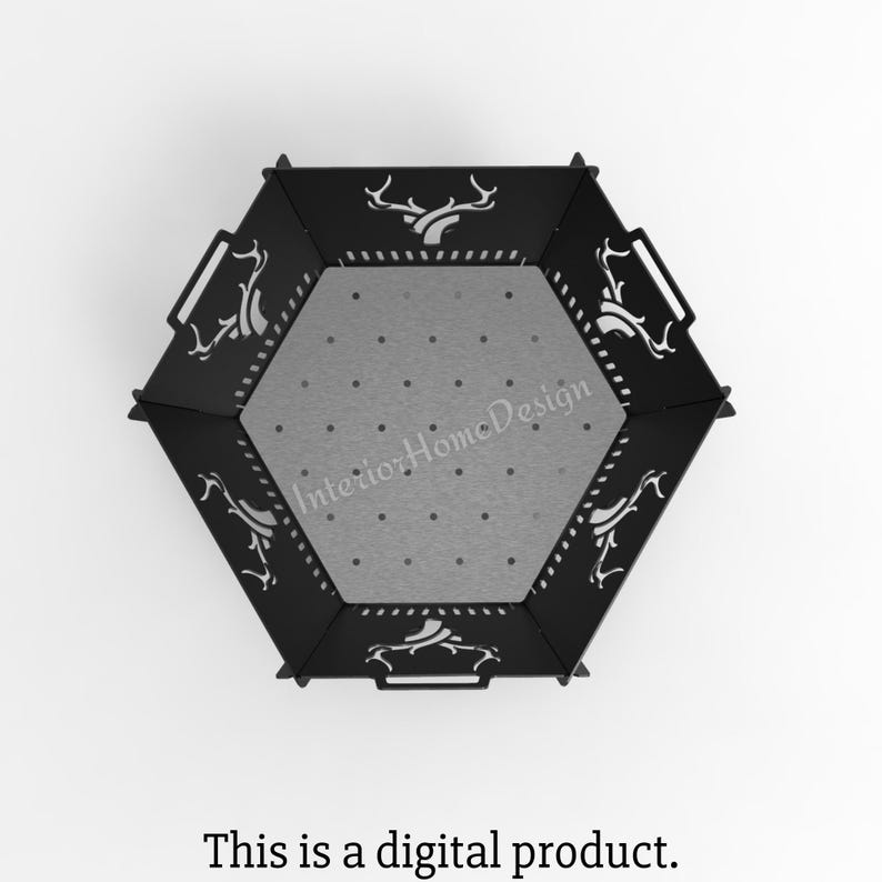 Puede incluir: Hoguera de metal negro con forma hexagonal y un dise&ntilde;o decorativo de cabeza de ciervo. La hoguera tiene una rejilla de metal gris en el interior. El texto "Interior Home Design" es visible en la rejilla.