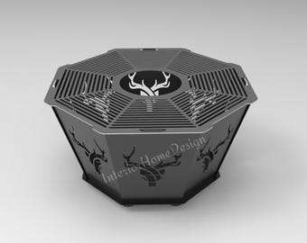Può includere: Un focolare in metallo nero a forma esagonale con un design a testa di cervo. Il focolare ha una griglia in cima e un'apertura circolare al centro.